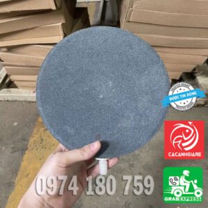 Đĩa đá sủi khí hồ koi làm từ chất liệu đá bền bỉ, tăng hiệu quả cung cấp oxy cho cá koi.